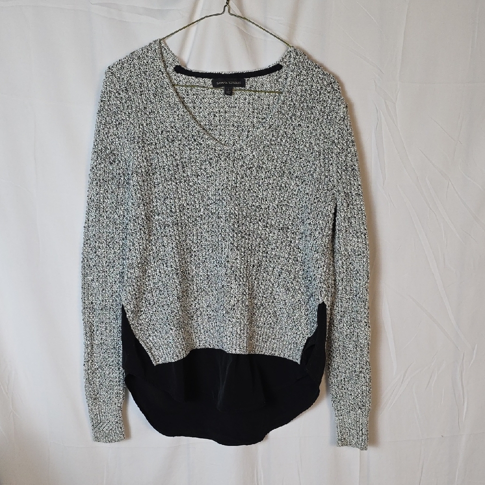 Banana Republic V-Neck Sweater in Black and White